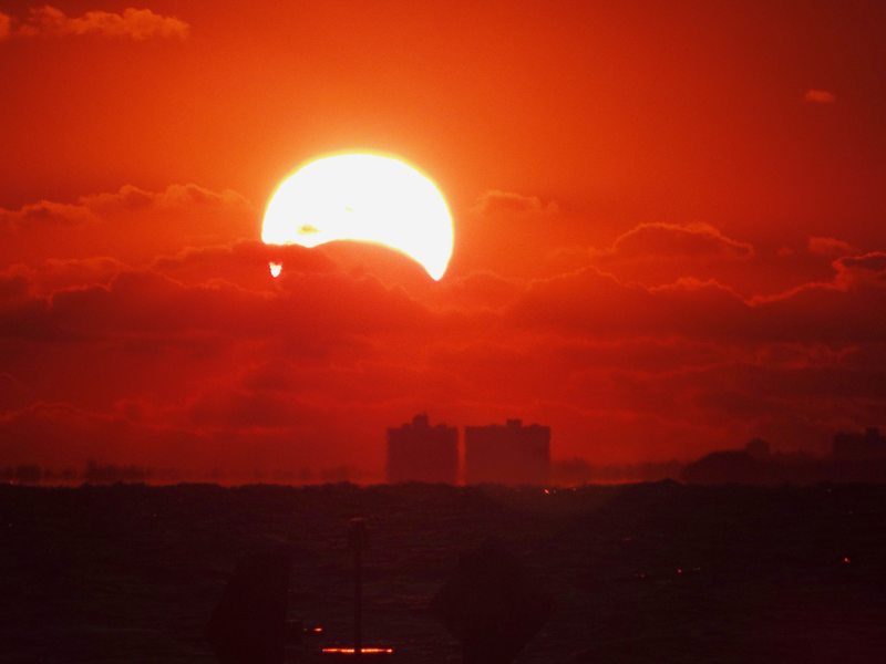Illustration for article titled Astounding Footage of Yesterday's Rare Hybrid Solar Eclipse